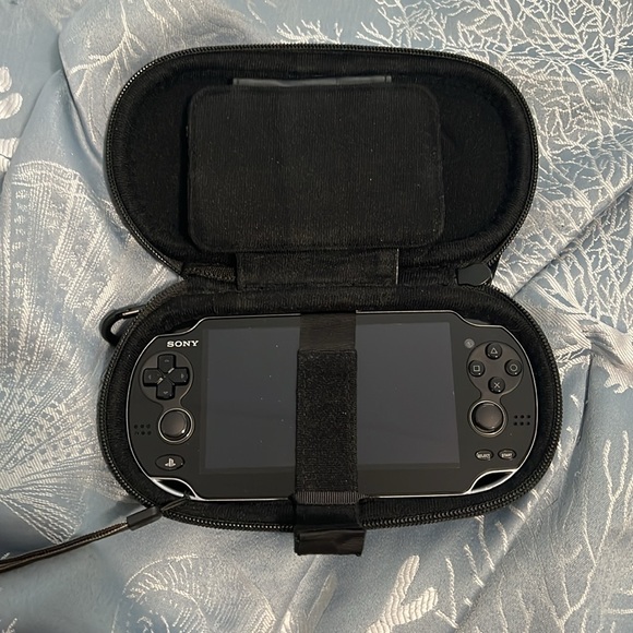 Brand new (but old) play station vita - Picture 5 of 9